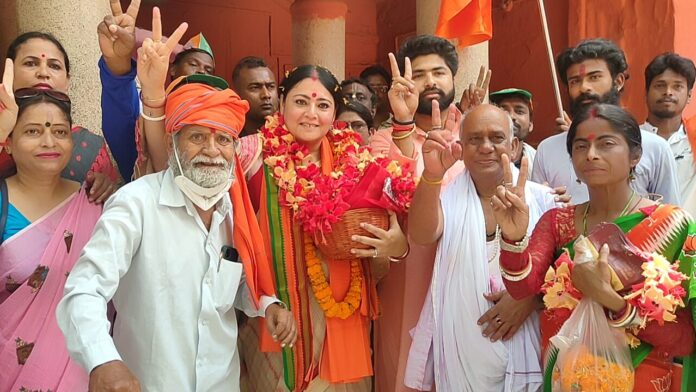 কল্যানেশ্বরী মন্দিরে পুজো দিয়ে সালানপুরব্লক ঘুরে নির্বাচনী প্রচার সারলেন বিজেপির প্রার্থী অগ্নিমিত্রা পল।