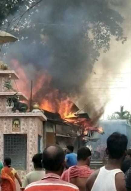 বনগাঁ স্টেশন এলাকায় রেলের উদাসীনতার করণে অগ্নিকান্ড৷