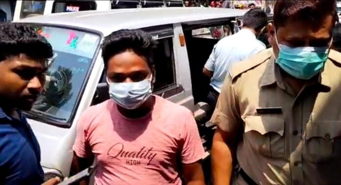 শাসনের বোমাবাজির ঘটনায় অভিযুক্ত মোতালেব কে না পেয়ে তার ছেলেকে গ্রেপ্তার,সোমবার বারাসাত আদালতে পেশ করা হল তাকে৷